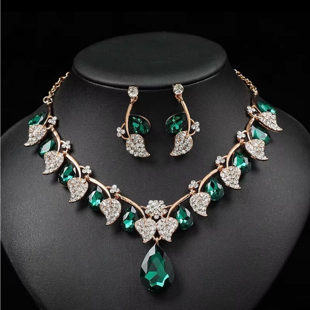Elegant Green and Gold Necklace and Earring Set.